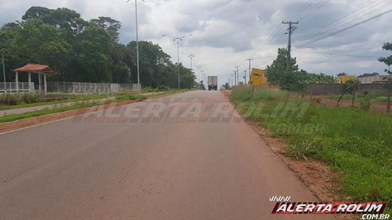 Motociclista rampa quebra-molas e deixa passageiro caído ao solo para trás, em Rolim de Moura Motociclista rampa quebra-molas e deixa passageiro caído ao solo para trás, em Rolim de Moura