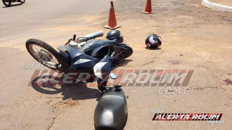 Motociclista sofre fratura exposta na perna após colidir em lateral de caminhonete, em Rolim de Moura Motociclista sofre fratura exposta na perna após colidir em lateral de caminhonete, em Rolim de Moura