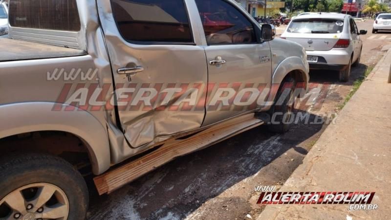 Motociclista sofre fratura exposta na perna após colidir em lateral de caminhonete, em Rolim de Moura Motociclista sofre fratura exposta na perna após colidir em lateral de caminhonete, em Rolim de Moura