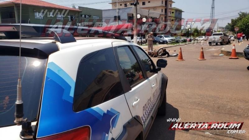 Motociclista sofre fratura exposta na perna após colidir em lateral de caminhonete, em Rolim de Moura Motociclista sofre fratura exposta na perna após colidir em lateral de caminhonete, em Rolim de Moura