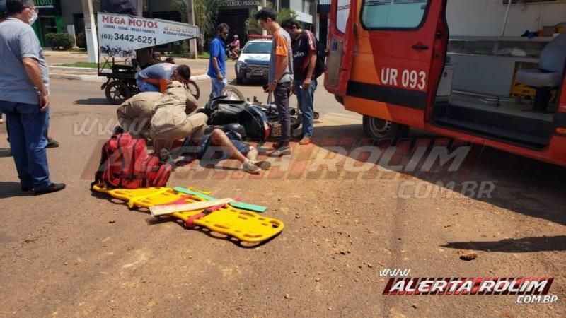 Motociclista sofre fratura exposta na perna após colidir em lateral de caminhonete, em Rolim de Moura Motociclista sofre fratura exposta na perna após colidir em lateral de caminhonete, em Rolim de Moura