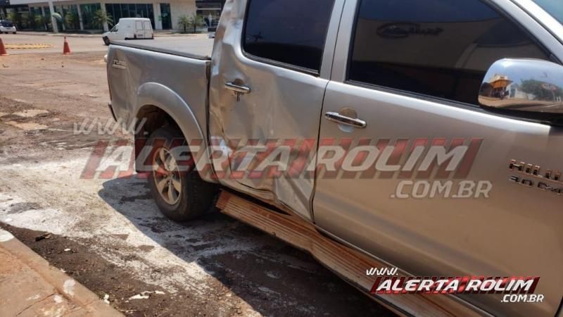 Motociclista sofre fratura exposta na perna após colidir em lateral de caminhonete, em Rolim de Moura Motociclista sofre fratura exposta na perna após colidir em lateral de caminhonete, em Rolim de Moura