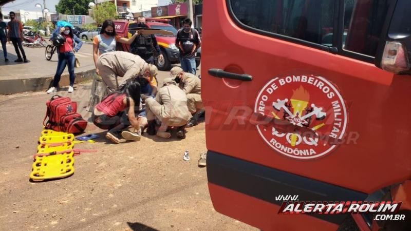 Motociclista sofre fratura exposta na perna após colidir em lateral de caminhonete, em Rolim de Moura Motociclista sofre fratura exposta na perna após colidir em lateral de caminhonete, em Rolim de Moura