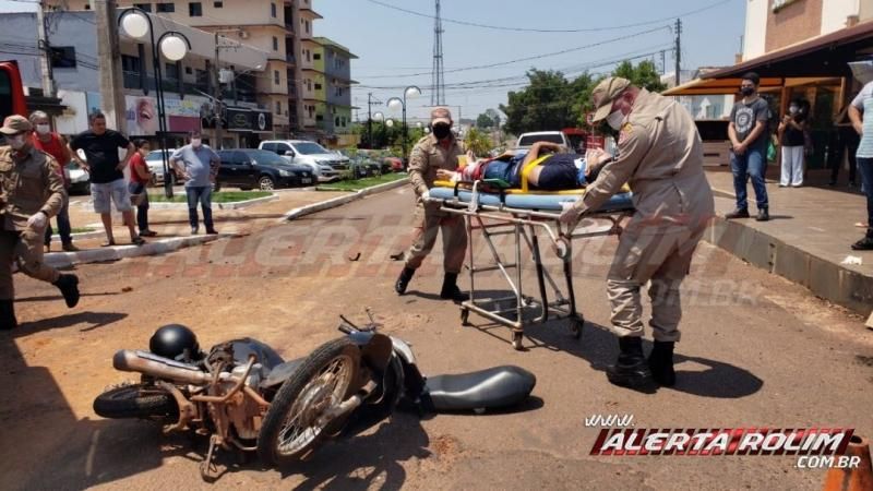 Motociclista sofre fratura exposta na perna após colidir em lateral de caminhonete, em Rolim de Moura Motociclista sofre fratura exposta na perna após colidir em lateral de caminhonete, em Rolim de Moura