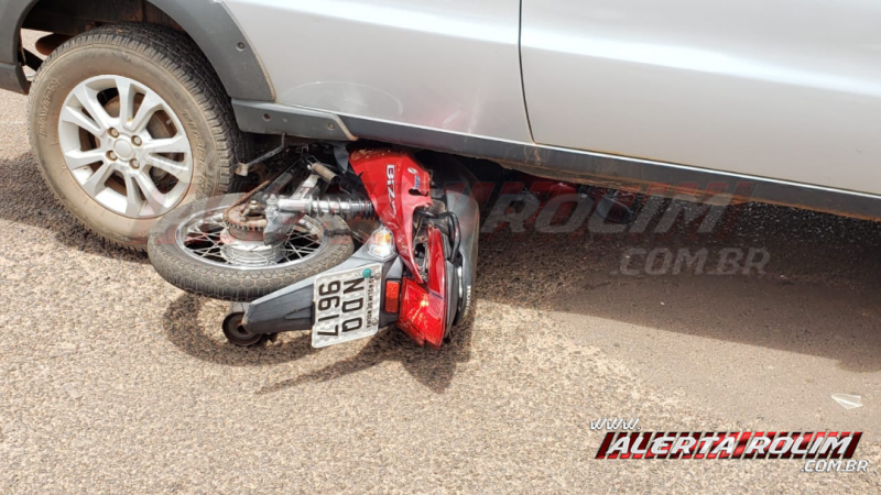Mulher é socorrida pelos bombeiros e sua moto vai parar embaixo de Pick-up em acidente de trânsito nesta quarta-feira, em Rolim de Moura Mulher é socorrida pelos bombeiros e sua moto vai parar embaixo de Pick-up em acidente de trânsito nesta quarta-feira, em Rolim de Moura