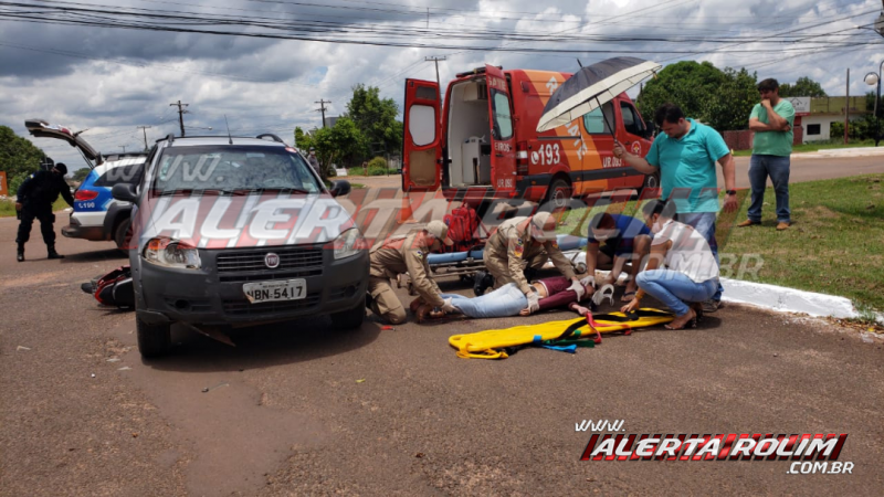 Mulher é socorrida pelos bombeiros e sua moto vai parar embaixo de Pick-up em acidente de trânsito nesta quarta-feira, em Rolim de Moura Mulher é socorrida pelos bombeiros e sua moto vai parar embaixo de Pick-up em acidente de trânsito nesta quarta-feira, em Rolim de Moura
