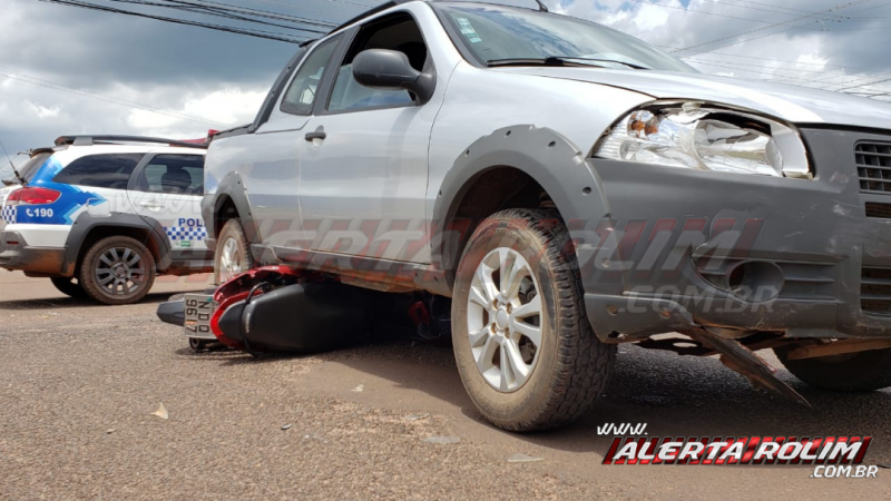 Mulher é socorrida pelos bombeiros e sua moto vai parar embaixo de Pick-up em acidente de trânsito nesta quarta-feira, em Rolim de Moura Mulher é socorrida pelos bombeiros e sua moto vai parar embaixo de Pick-up em acidente de trânsito nesta quarta-feira, em Rolim de Moura
