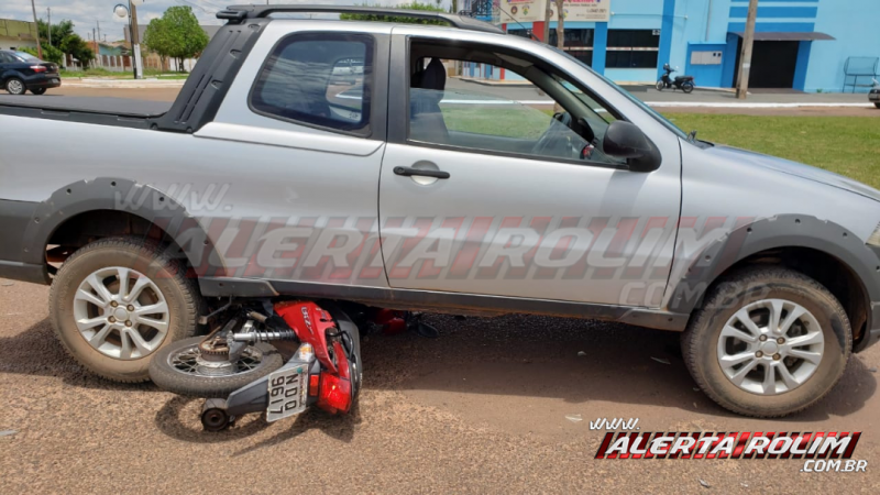 Mulher é socorrida pelos bombeiros e sua moto vai parar embaixo de Pick-up em acidente de trânsito nesta quarta-feira, em Rolim de Moura Mulher é socorrida pelos bombeiros e sua moto vai parar embaixo de Pick-up em acidente de trânsito nesta quarta-feira, em Rolim de Moura