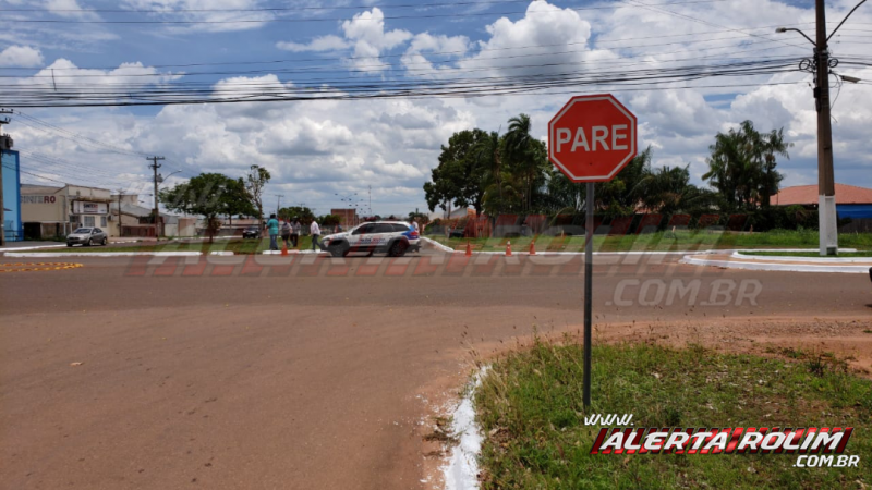 Mulher é socorrida pelos bombeiros e sua moto vai parar embaixo de Pick-up em acidente de trânsito nesta quarta-feira, em Rolim de Moura Mulher é socorrida pelos bombeiros e sua moto vai parar embaixo de Pick-up em acidente de trânsito nesta quarta-feira, em Rolim de Moura