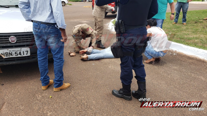 Mulher é socorrida pelos bombeiros e sua moto vai parar embaixo de Pick-up em acidente de trânsito nesta quarta-feira, em Rolim de Moura Mulher é socorrida pelos bombeiros e sua moto vai parar embaixo de Pick-up em acidente de trânsito nesta quarta-feira, em Rolim de Moura