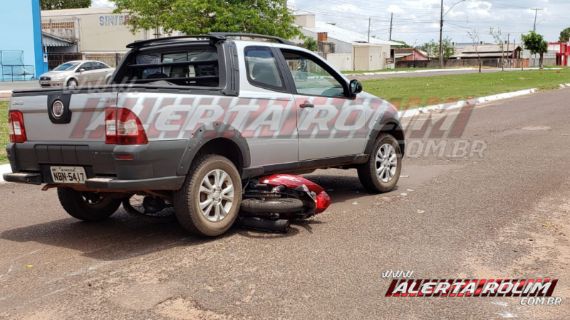 Mulher é socorrida pelos bombeiros e sua moto vai parar embaixo de Pick-up em acidente de trânsito nesta quarta-feira, em Rolim de Moura Mulher é socorrida pelos bombeiros e sua moto vai parar embaixo de Pick-up em acidente de trânsito nesta quarta-feira, em Rolim de Moura