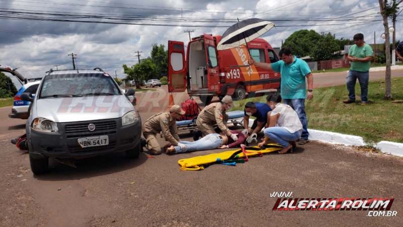 Mulher é socorrida pelos bombeiros e sua moto vai parar embaixo de Pick-up em acidente de trânsito nesta quarta-feira, em Rolim de Moura Mulher é socorrida pelos bombeiros e sua moto vai parar embaixo de Pick-up em acidente de trânsito nesta quarta-feira, em Rolim de Moura