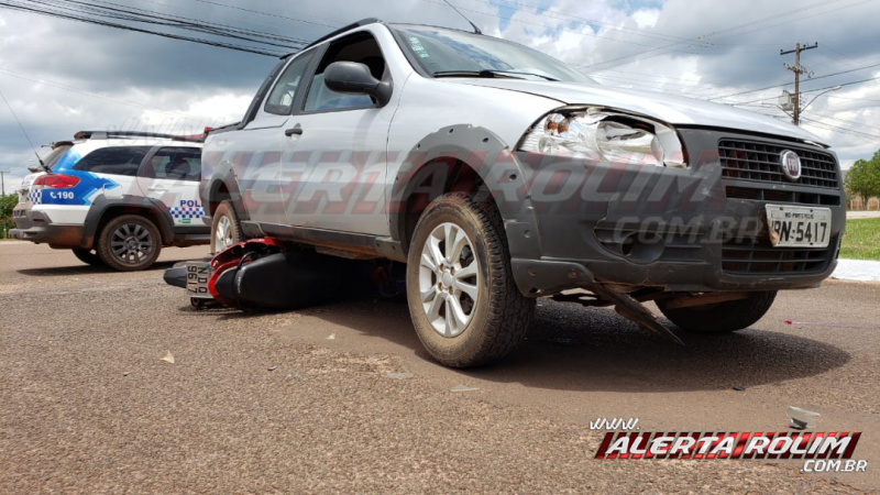 Mulher é socorrida pelos bombeiros e sua moto vai parar embaixo de Pick-up em acidente de trânsito nesta quarta-feira, em Rolim de Moura Mulher é socorrida pelos bombeiros e sua moto vai parar embaixo de Pick-up em acidente de trânsito nesta quarta-feira, em Rolim de Moura