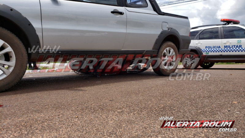 Mulher é socorrida pelos bombeiros e sua moto vai parar embaixo de Pick-up em acidente de trânsito nesta quarta-feira, em Rolim de Moura Mulher é socorrida pelos bombeiros e sua moto vai parar embaixo de Pick-up em acidente de trânsito nesta quarta-feira, em Rolim de Moura
