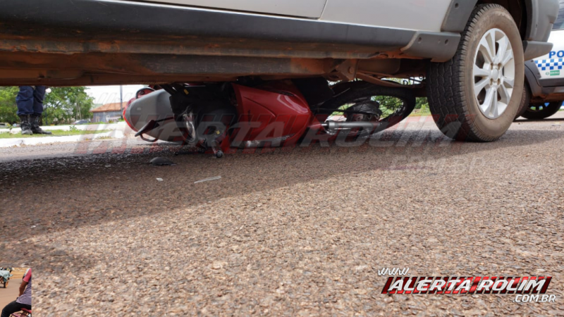 Mulher é socorrida pelos bombeiros e sua moto vai parar embaixo de Pick-up em acidente de trânsito nesta quarta-feira, em Rolim de Moura Mulher é socorrida pelos bombeiros e sua moto vai parar embaixo de Pick-up em acidente de trânsito nesta quarta-feira, em Rolim de Moura