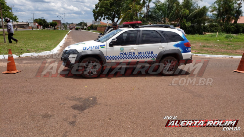 Mulher é socorrida pelos bombeiros e sua moto vai parar embaixo de Pick-up em acidente de trânsito nesta quarta-feira, em Rolim de Moura Mulher é socorrida pelos bombeiros e sua moto vai parar embaixo de Pick-up em acidente de trânsito nesta quarta-feira, em Rolim de Moura