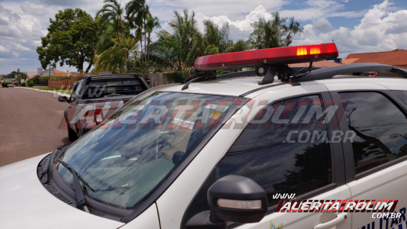 Mulher é socorrida pelos bombeiros e sua moto vai parar embaixo de Pick-up em acidente de trânsito nesta quarta-feira, em Rolim de Moura Mulher é socorrida pelos bombeiros e sua moto vai parar embaixo de Pick-up em acidente de trânsito nesta quarta-feira, em Rolim de Moura