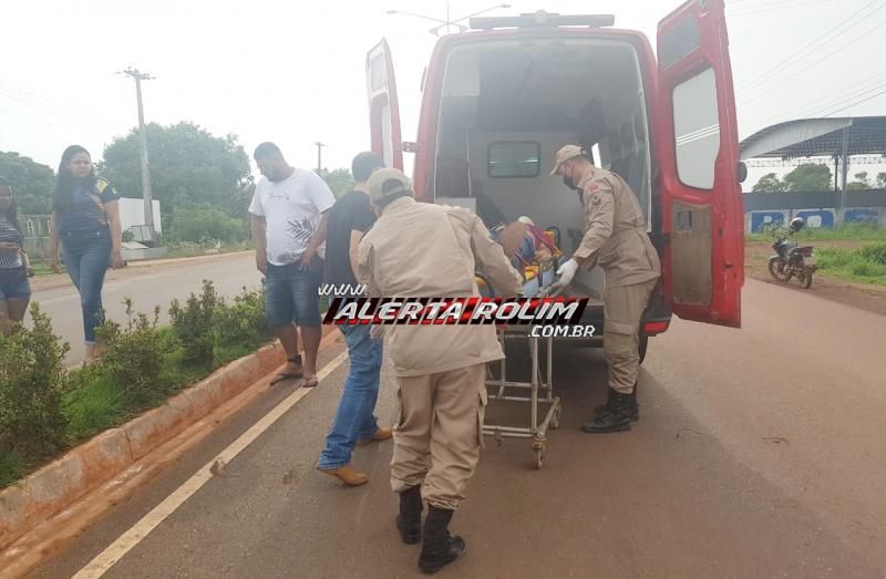 URGENTE - Motociclista é socorrido pelos bombeiros, com suspeita de traumatismo craniano, após colidir em poste de iluminação, na RO-010, em Rolim de Moura URGENTE - Motociclista é socorrido pelos bombeiros, com suspeita de traumatismo craniano, após colidir em poste de iluminação, na RO-010, em Rolim de Moura