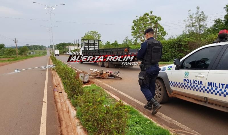 URGENTE - Motociclista é socorrido pelos bombeiros, com suspeita de traumatismo craniano, após colidir em poste de iluminação, na RO-010, em Rolim de Moura URGENTE - Motociclista é socorrido pelos bombeiros, com suspeita de traumatismo craniano, após colidir em poste de iluminação, na RO-010, em Rolim de Moura