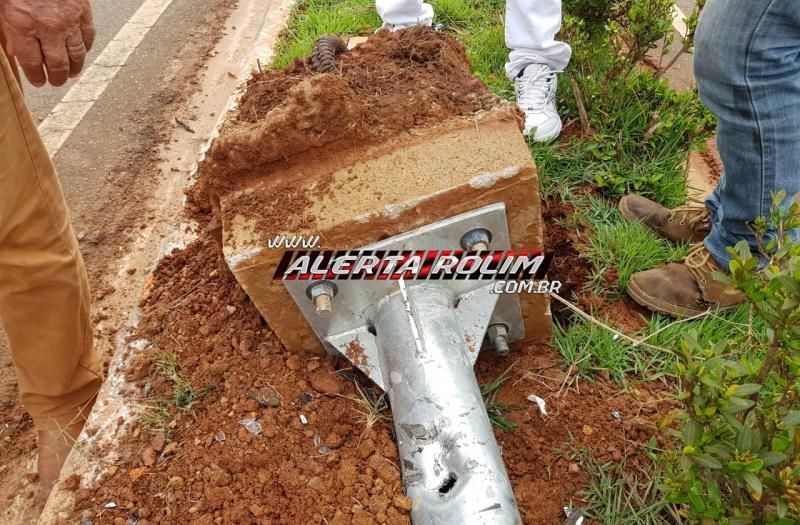 URGENTE - Motociclista é socorrido pelos bombeiros, com suspeita de traumatismo craniano, após colidir em poste de iluminação, na RO-010, em Rolim de Moura URGENTE - Motociclista é socorrido pelos bombeiros, com suspeita de traumatismo craniano, após colidir em poste de iluminação, na RO-010, em Rolim de Moura