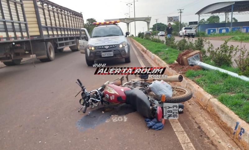 URGENTE - Motociclista é socorrido pelos bombeiros, com suspeita de traumatismo craniano, após colidir em poste de iluminação, na RO-010, em Rolim de Moura URGENTE - Motociclista é socorrido pelos bombeiros, com suspeita de traumatismo craniano, após colidir em poste de iluminação, na RO-010, em Rolim de Moura