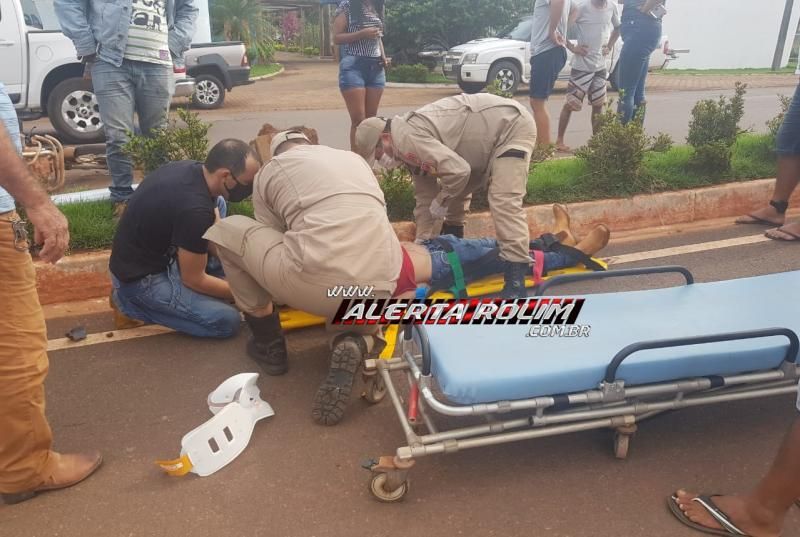 URGENTE - Motociclista é socorrido pelos bombeiros, com suspeita de traumatismo craniano, após colidir em poste de iluminação, na RO-010, em Rolim de Moura URGENTE - Motociclista é socorrido pelos bombeiros, com suspeita de traumatismo craniano, após colidir em poste de iluminação, na RO-010, em Rolim de Moura