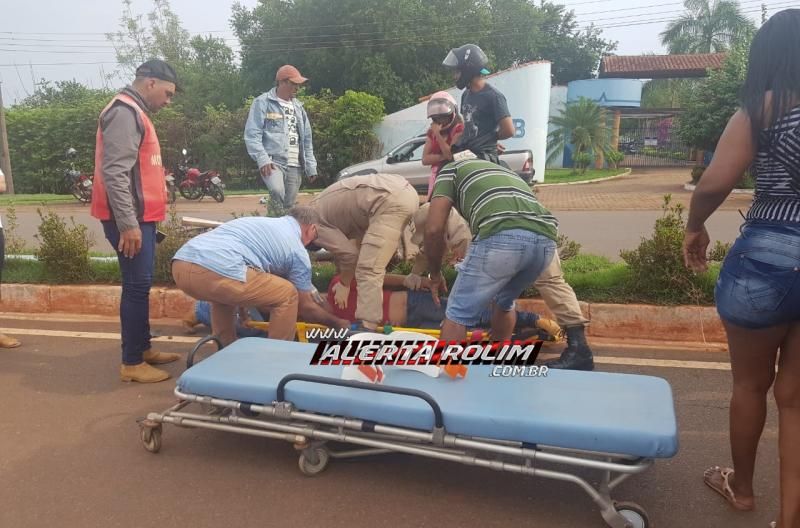 URGENTE - Motociclista é socorrido pelos bombeiros, com suspeita de traumatismo craniano, após colidir em poste de iluminação, na RO-010, em Rolim de Moura URGENTE - Motociclista é socorrido pelos bombeiros, com suspeita de traumatismo craniano, após colidir em poste de iluminação, na RO-010, em Rolim de Moura