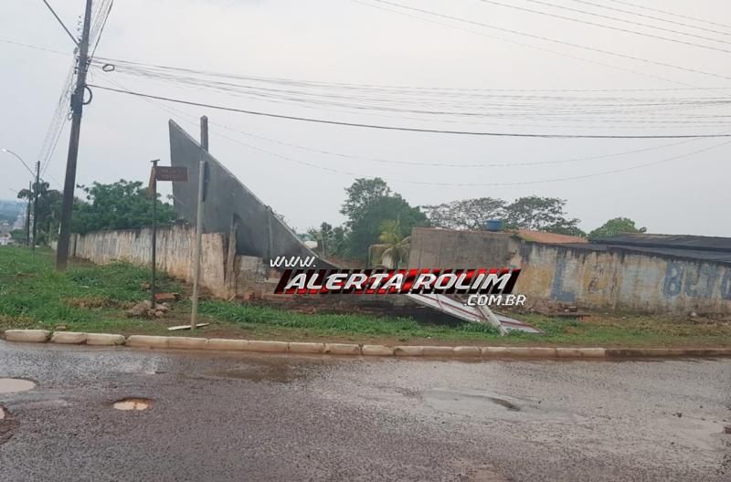 Vendaval e chuva de granizo causam estragos em Rolim de Moura; Corpo de Bombeiros foi acionado a atuar em diversas localidades Vendaval e chuva de granizo causam estragos em Rolim de Moura; Corpo de Bombeiros foi acionado a atuar em diversas localidades