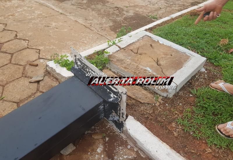 Vendaval e chuva de granizo causam estragos em Rolim de Moura; Corpo de Bombeiros foi acionado a atuar em diversas localidades Vendaval e chuva de granizo causam estragos em Rolim de Moura; Corpo de Bombeiros foi acionado a atuar em diversas localidades