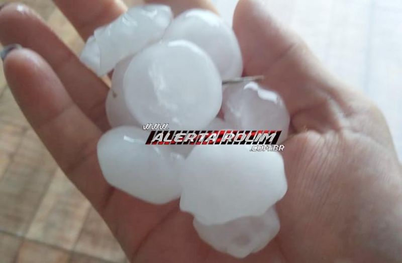 Vendaval e chuva de granizo causam estragos em Rolim de Moura; Corpo de Bombeiros foi acionado a atuar em diversas localidades Vendaval e chuva de granizo causam estragos em Rolim de Moura; Corpo de Bombeiros foi acionado a atuar em diversas localidades