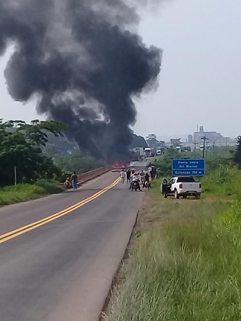 Ao desviar de ciclista sobre ponte na BR 364, carretas colidem e incêndio destrói uma delas Ao desviar de ciclista sobre ponte na BR 364, carretas colidem e incêndio destrói uma delas