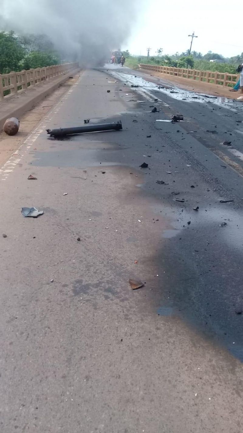 Ao desviar de ciclista sobre ponte na BR 364, carretas colidem e incêndio destrói uma delas Ao desviar de ciclista sobre ponte na BR 364, carretas colidem e incêndio destrói uma delas