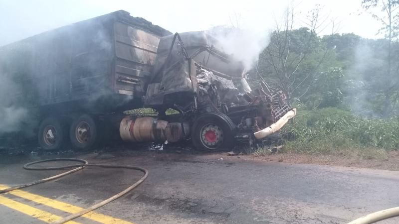 Ao desviar de ciclista sobre ponte na BR 364, carretas colidem e incêndio destrói uma delas Ao desviar de ciclista sobre ponte na BR 364, carretas colidem e incêndio destrói uma delas