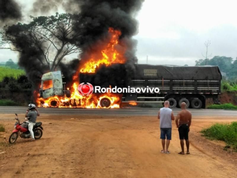 Carreta carregada com calçados é destruída por incêndio, em Ji-Paraná Carreta carregada com calçados é destruída por incêndio, em Ji-Paraná