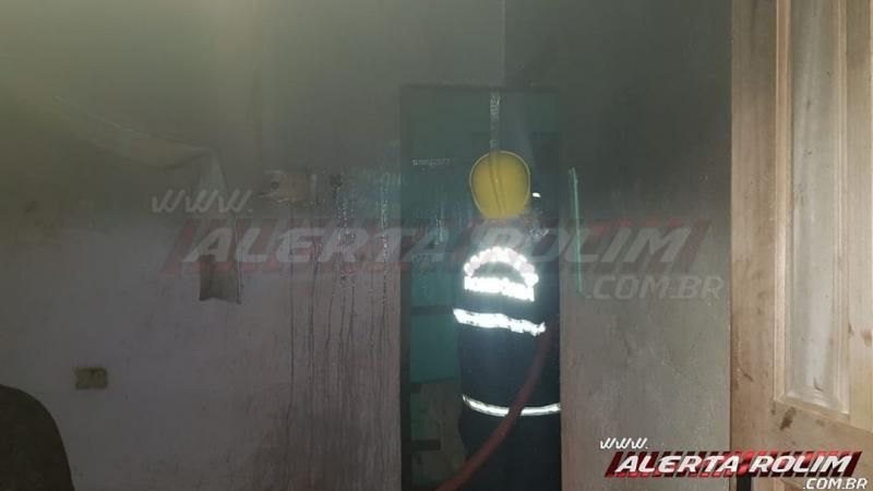 Bombeiros agem rápido e evitam que casa seja tomada pelo fogo em Rolim de Moura Bombeiros agem rápido e evitam que casa seja tomada pelo fogo em Rolim de Moura