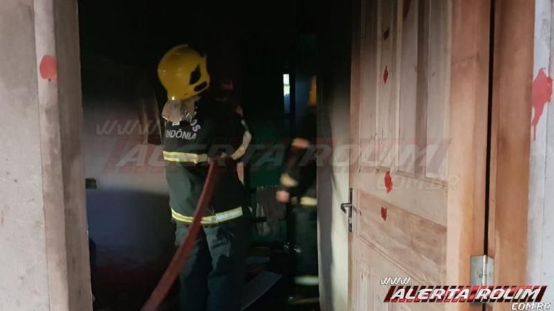 Bombeiros agem rápido e evitam que casa seja tomada pelo fogo em Rolim de Moura Bombeiros agem rápido e evitam que casa seja tomada pelo fogo em Rolim de Moura