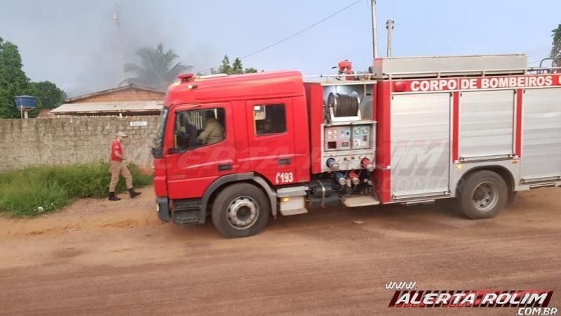 Bombeiros agem rápido e evitam que casa seja tomada pelo fogo em Rolim de Moura Bombeiros agem rápido e evitam que casa seja tomada pelo fogo em Rolim de Moura