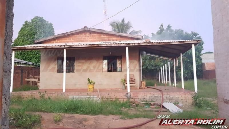 Bombeiros agem rápido e evitam que casa seja tomada pelo fogo em Rolim de Moura Bombeiros agem rápido e evitam que casa seja tomada pelo fogo em Rolim de Moura