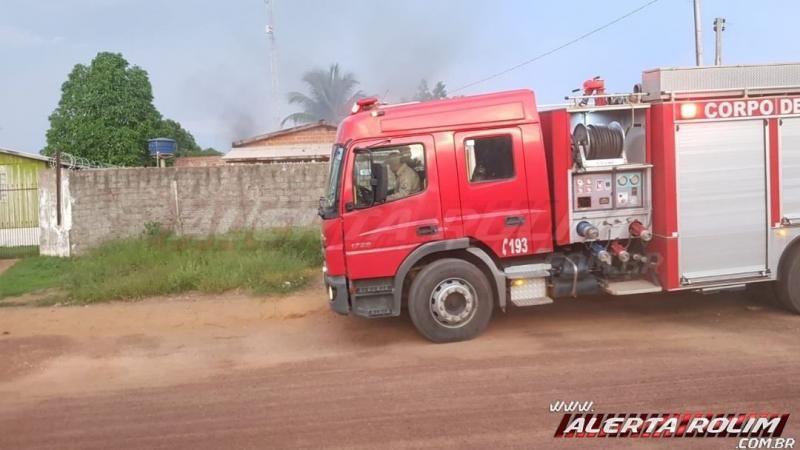 Bombeiros agem rápido e evitam que casa seja tomada pelo fogo em Rolim de Moura Bombeiros agem rápido e evitam que casa seja tomada pelo fogo em Rolim de Moura