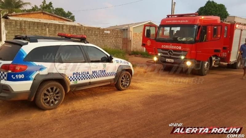 Bombeiros agem rápido e evitam que casa seja tomada pelo fogo em Rolim de Moura Bombeiros agem rápido e evitam que casa seja tomada pelo fogo em Rolim de Moura