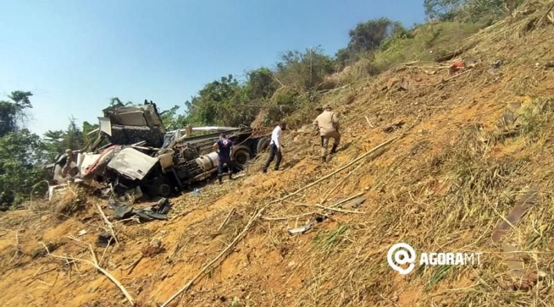 Caminhoneiro de Novo Horizonte do Oeste morre ao cair em ribanceira na Serra da Deciolândia, no Mato Grosso Caminhoneiro de Novo Horizonte do Oeste morre ao cair em ribanceira na Serra da Deciolândia, no Mato Grosso