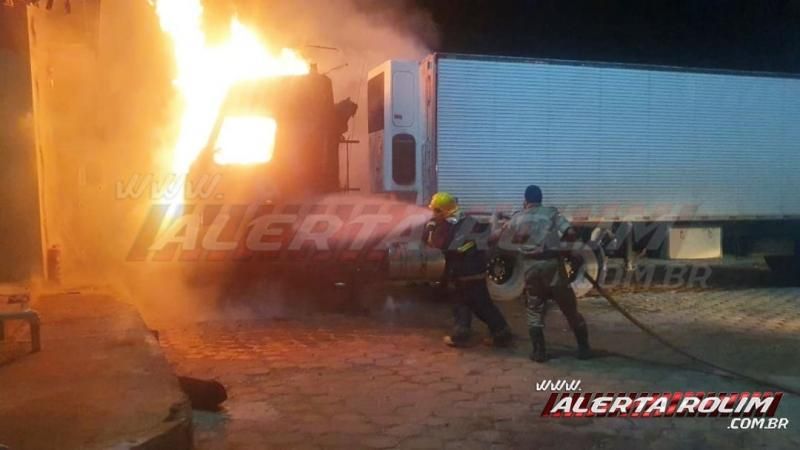 Carreta frigorífica pega fogo em pátio de Posto de combustível durante a madrugada, em Rolim de Moura Carreta frigorífica pega fogo em pátio de Posto de combustível durante a madrugada, em Rolim de Moura