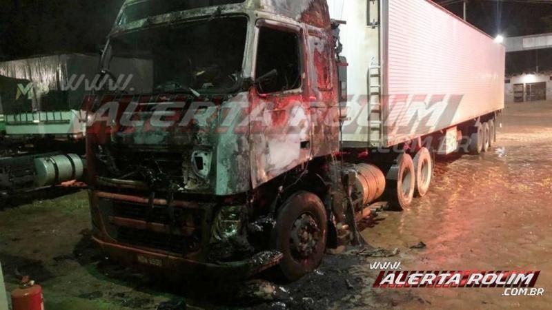 Carreta frigorífica pega fogo em pátio de Posto de combustível durante a madrugada, em Rolim de Moura Carreta frigorífica pega fogo em pátio de Posto de combustível durante a madrugada, em Rolim de Moura