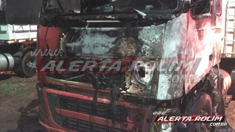 Carreta frigorífica pega fogo em pátio de Posto de combustível durante a madrugada, em Rolim de Moura Carreta frigorífica pega fogo em pátio de Posto de combustível durante a madrugada, em Rolim de Moura