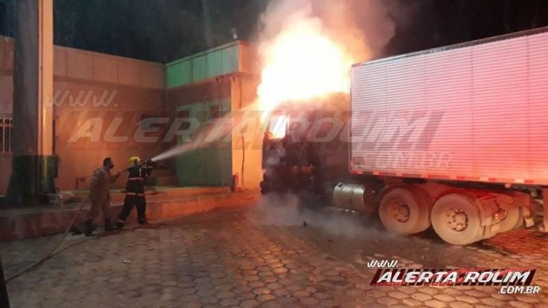 Carreta frigorífica pega fogo em pátio de Posto de combustível durante a madrugada, em Rolim de Moura 