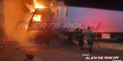 Carreta frigorífica pega fogo em pátio de Posto de combustível durante a madrugada, em Rolim de Moura Carreta frigorífica pega fogo em pátio de Posto de combustível durante a madrugada, em Rolim de Moura