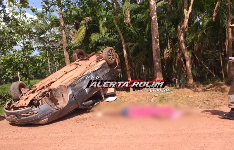 Carro com 04 ocupantes capota na área rural de Rolim de Moura e motorista é socorrido inconsciente ao Hospital Carro com 04 ocupantes capota na área rural de Rolim de Moura e motorista é socorrido inconsciente ao Hospital