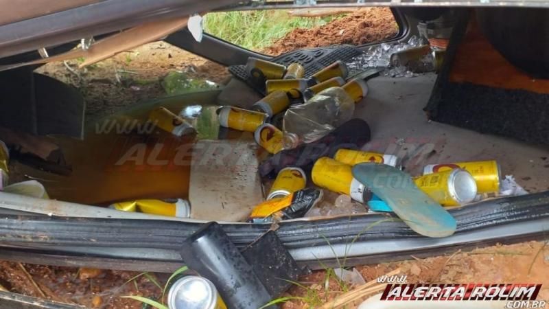 Carro com 04 ocupantes capota na área rural de Rolim de Moura e motorista é socorrido inconsciente ao Hospital Carro com 04 ocupantes capota na área rural de Rolim de Moura e motorista é socorrido inconsciente ao Hospital