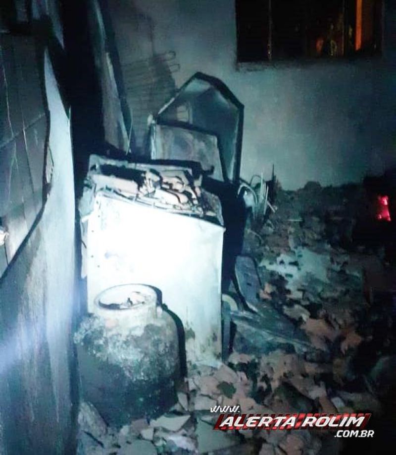 Casa é tomada por incêndio na linha 200 na noite de quinta-feira, em Rolim de Moura Casa é tomada por incêndio na linha 200 na noite de quinta-feira, em Rolim de Moura