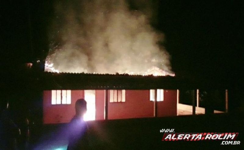 Casa é tomada por incêndio na linha 200 na noite de quinta-feira, em Rolim de Moura Casa é tomada por incêndio na linha 200 na noite de quinta-feira, em Rolim de Moura